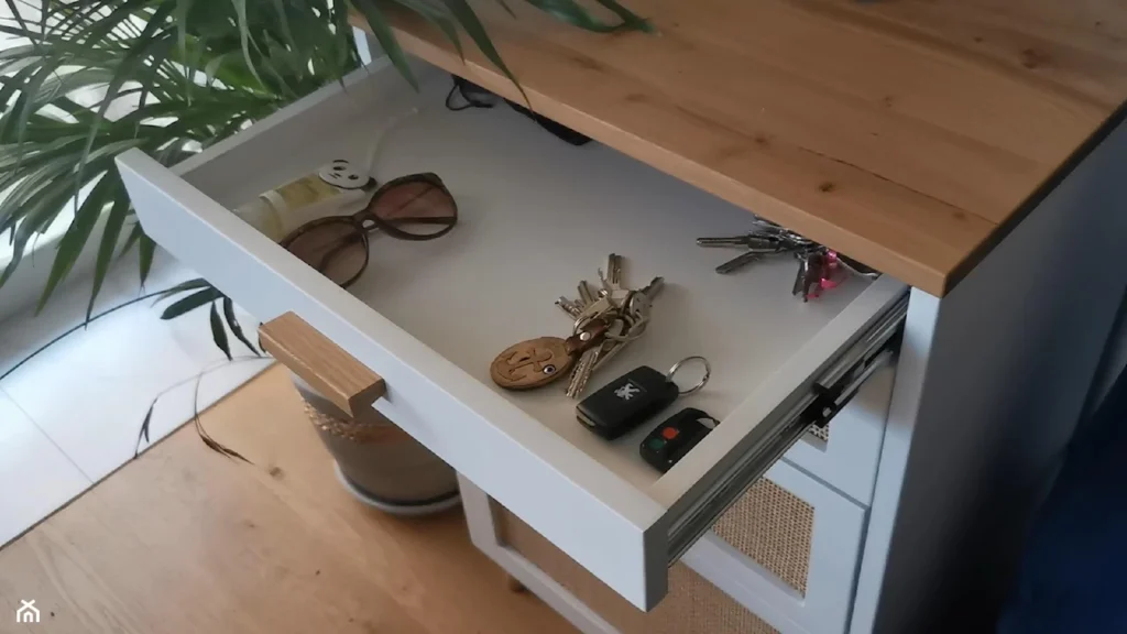 Komoda w Stylu Boho - drewniany blat, pięknie usłojony i funkcjonalna szuflada